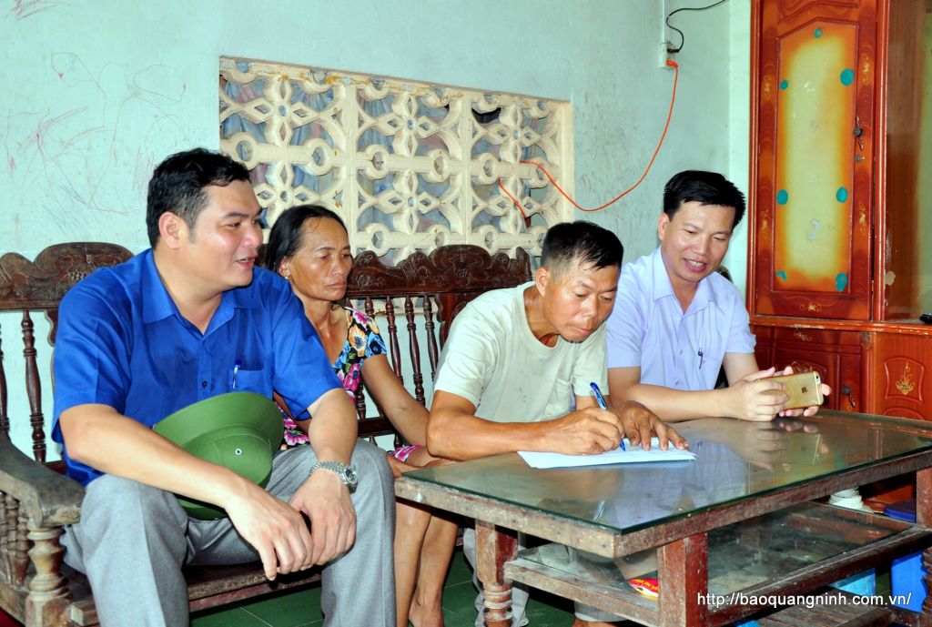 Người dân TP Móng Cái đồng tình ký biên bản cam kết bàn giao mặt bằng dù chưa nhận tiền bồi thường GPMB dự án cao tốc Vân Đồn - Móng Cái, tháng 7/2020. Ảnh: Minh Hà