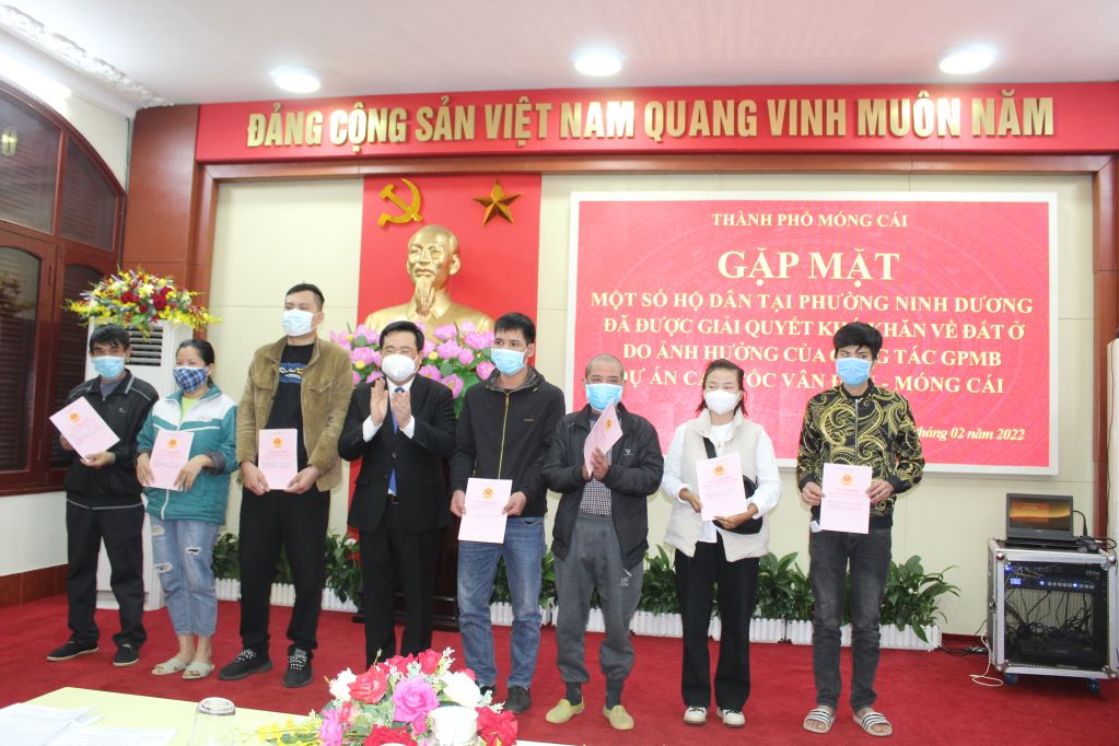 Lãnh đạo TP Móng Cái trao giấy chứng nhận quyền sử dụng đất cho các hộ dân tái định cư phường Ninh Dương sau bàn giao GPMB cao tốc Vân Đồn- Móng Cái.