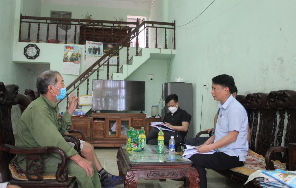 Chủ tịch UBND TP Móng Cái đối thoại bàn giao GPMB với hộ ông Bùi Phú Suy tại phường Hải Hòa.