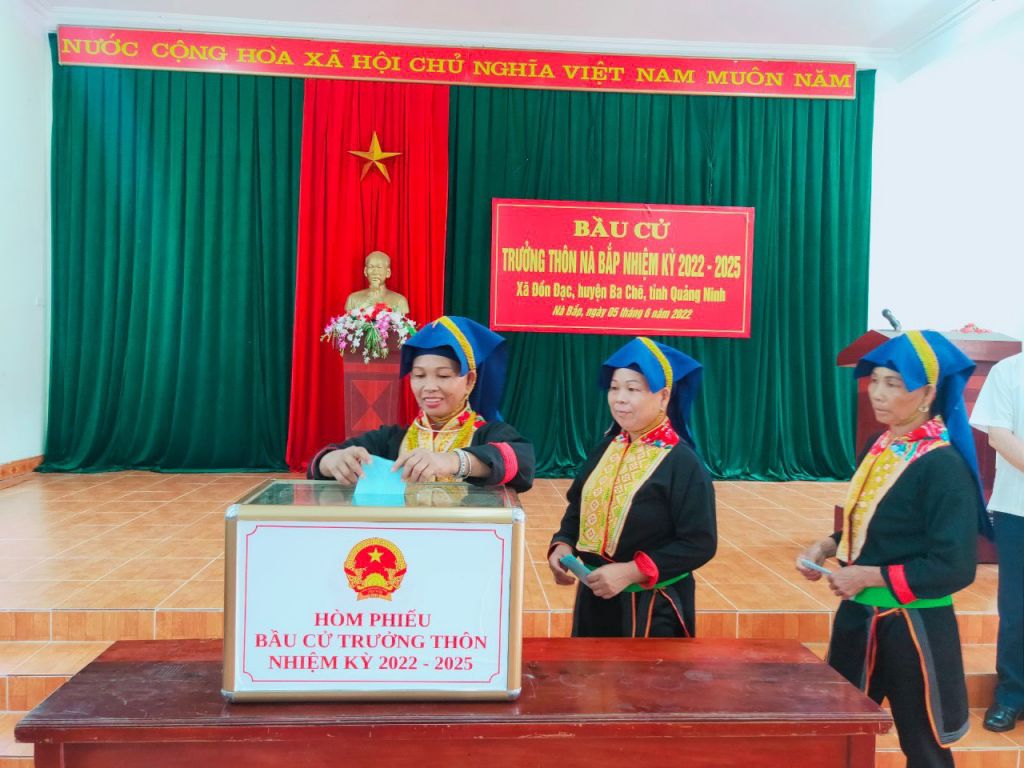 Nhân dân thôn Nà Bắp, xã Đồn Đạc, huyện Ba Chẽ bỏ phiếu bầu trưởng thôn nhiệm kỳ 2022-2025.