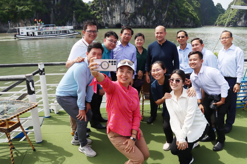 Đoàn Đại biểu Ban Dân vận Trung ương Đảng Nhân dân Campuchia chụp ảnh lưu niệm khi tham quan trên Vịnh Hạ Long.