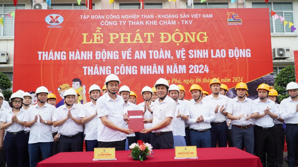 Công ty Than Khe Chàm ký cam kết thi đua thực hiện tốt công tác ATVSLĐ.
