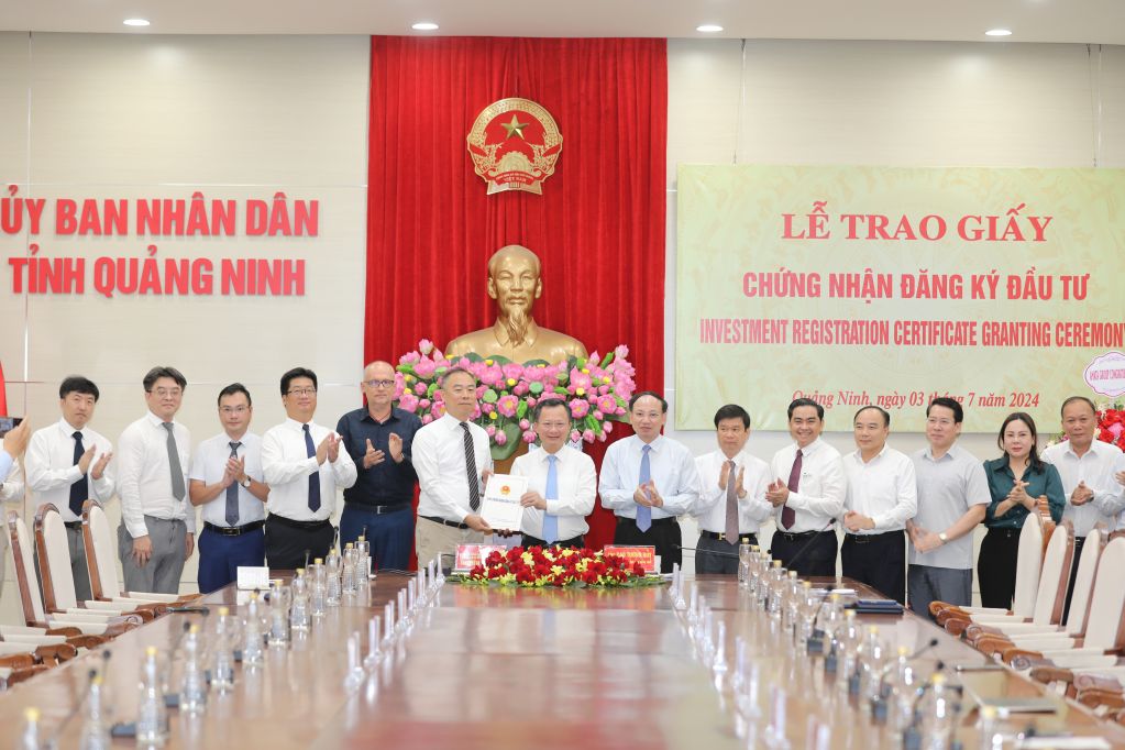 Đồng chí Cao Tường Huy, Chủ tịch UBND tỉnh, trao Giấy chứng nhận đăng ký đầu tư cho Tập đoàn Foxconn, ngày 3/7/2024. Ảnh: Đỗ Phương