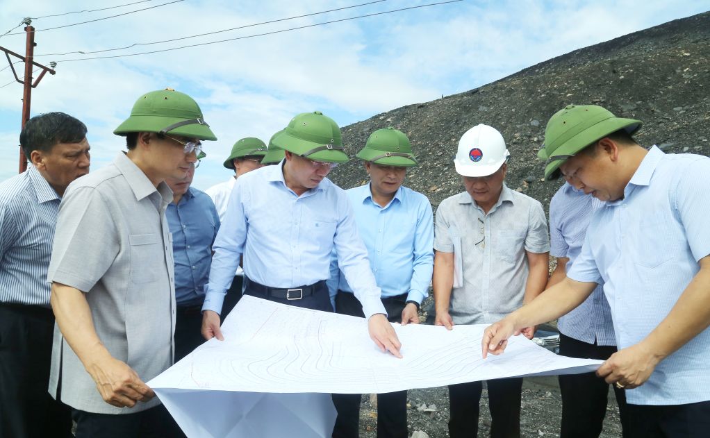 Đồng chí Nguyễn Xuân Ký, Bí thư Tỉnh ủy, Chủ tịch HĐND tỉnh, cùng đoàn công tác đã đi kiểm tra tại bãi thải mỏ Bàng Nâu.