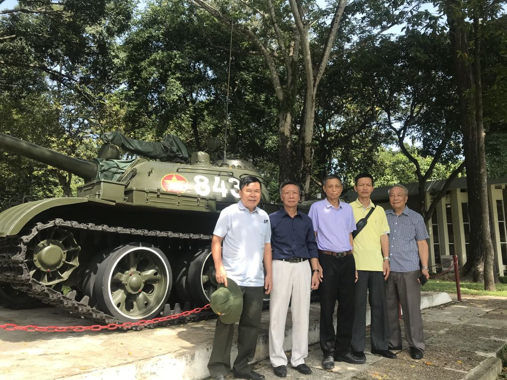 CCB Phạm Tuấn Hùng (ngoài cùng bên trái) cùng đồng đội chụp ảnh lưu niệm với chiếc xe