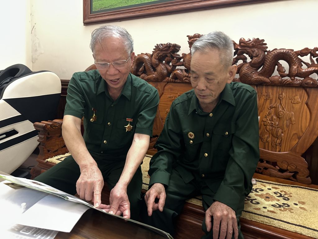 Cựu chiến binh Đỗ Xuân Lộc cùng đồng đội ôn lại kỷ niệm trên chiến trường.