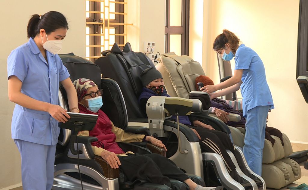 Chăm sóc người già tại Trung tâm Bảo trợ xã hội (Sở LĐ-TB&XH).