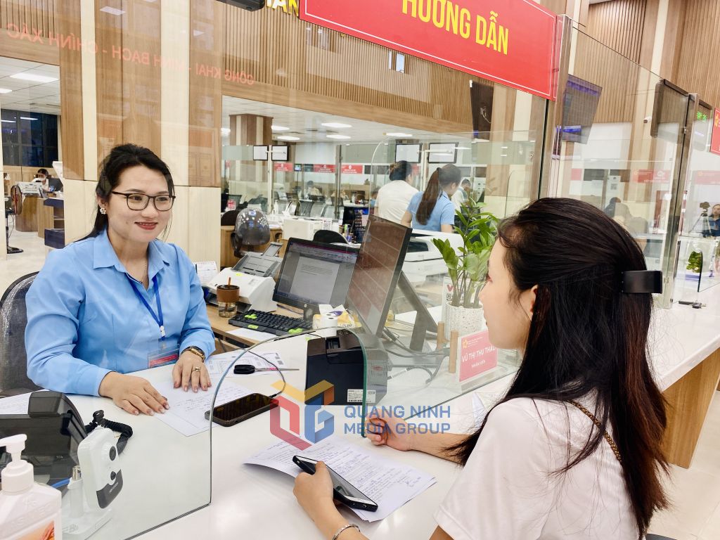 Cán bộ Trung tâm Hành chính công TP Hạ Long hướng dẫn người dân việc tiếp nhận và giải quyết TTHC.
