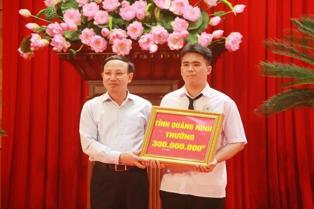 Đồng chí Bí thư Tỉnh ủy Nguyễn Xuân Ký trao Bằng khen và tiền thưởng 300 triệu đồng cho em Vũ Huy Hoàng, học sinh lớp 12 tin, Trường THPT Chuyên Hạ Long đoạt Huy chương Bạc Olympic Tin học Châu Á – Thái Bình Dương.