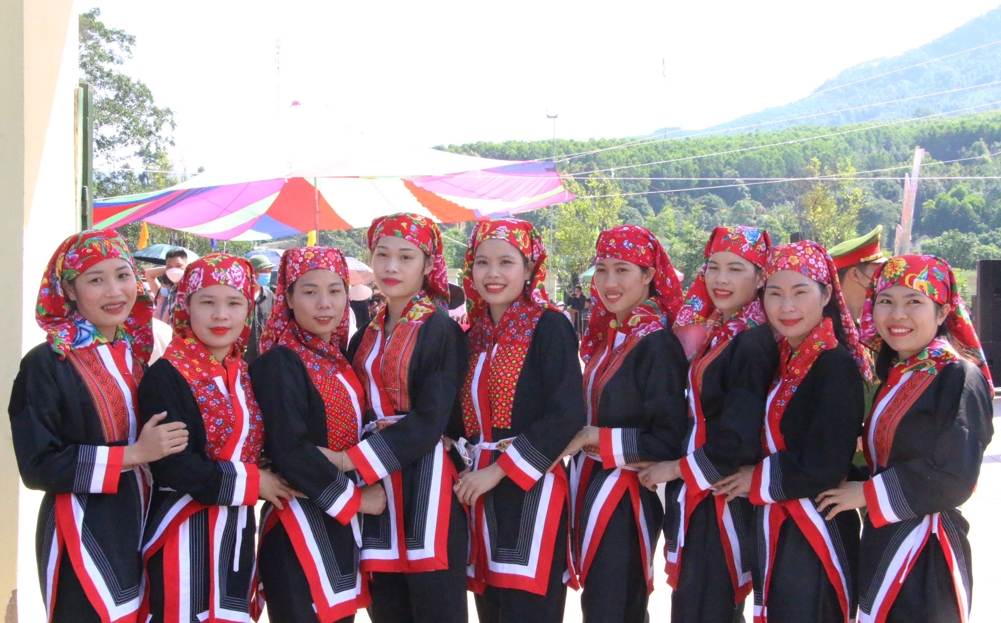Phụ nữ dân tộc Dao Thanh Phán Bình Liêu vui tươi trong Ngày hội Kiêng gió.