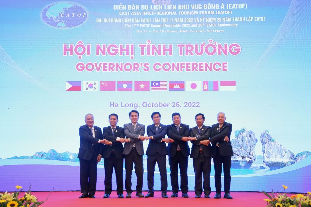 Tỉnh trưởng các tỉnh thành viên EATOF nắm tay thể hiện sự đoàn kết, thống nhất Tuyên bố chung tại Đại hội đồng Diễn đàn du lịch liên khu vực Đông Á (EATOF) lần thứ 17 tổ chức tại Quảng Ninh (tháng 10/2022). Ảnh: Minh Hà