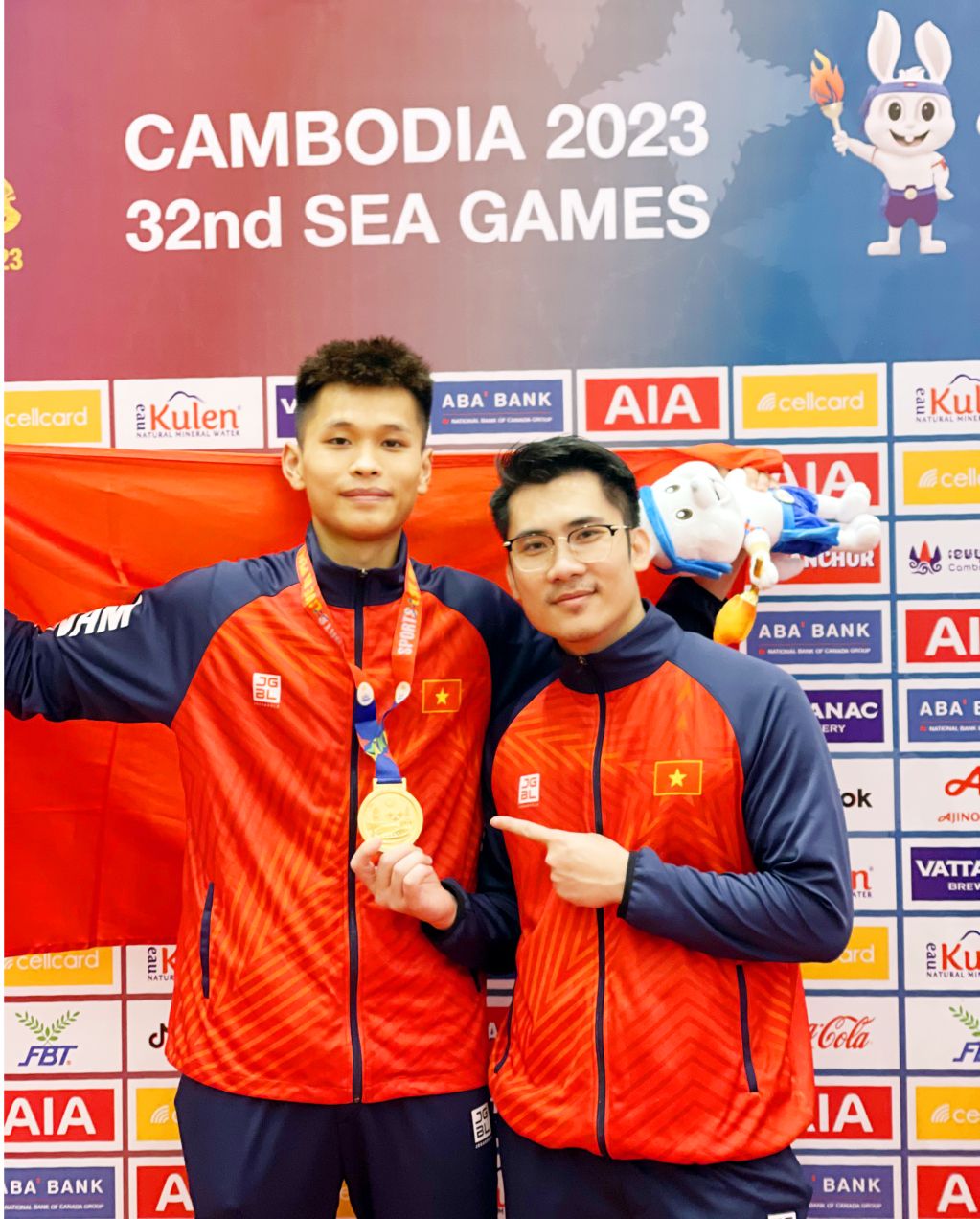 2 thầy trò Quảng Ninh Nguyễn Thái Linh và Bùi Đình Quyết (Quảng Ninh) mang HCV SEA Games 32 môn võ gậy về cho ĐTQG Việt Nam.
