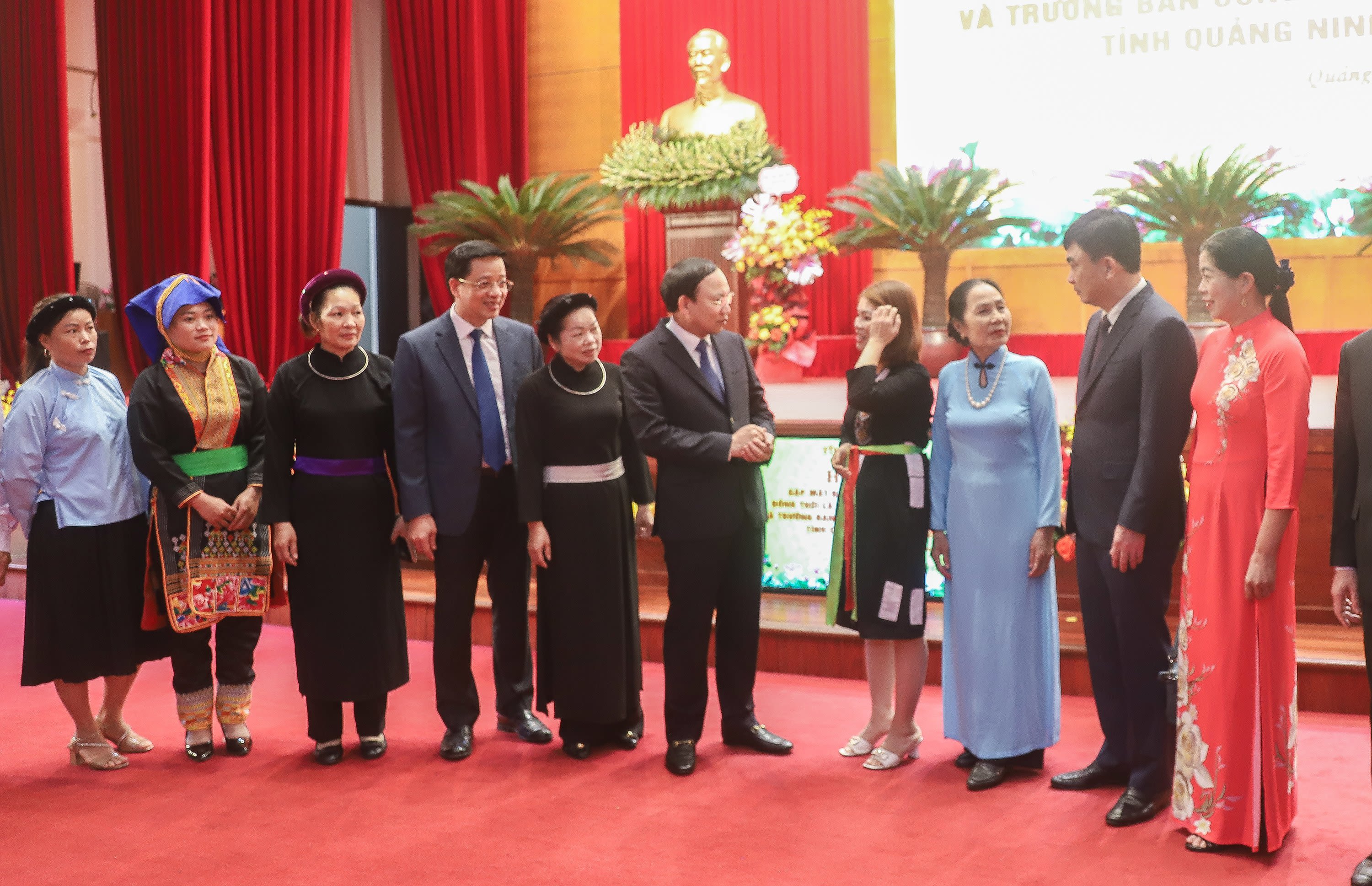 Đồng chí Bí thư Tỉnh ủy, Chủ tịch HĐND tỉnh cùng các đồng chí lãnh đạo tỉnh trò chuyện với đội ngũ cán bộ thôn, bản, khu phố tiêu biểu trên địa bàn tỉnh.