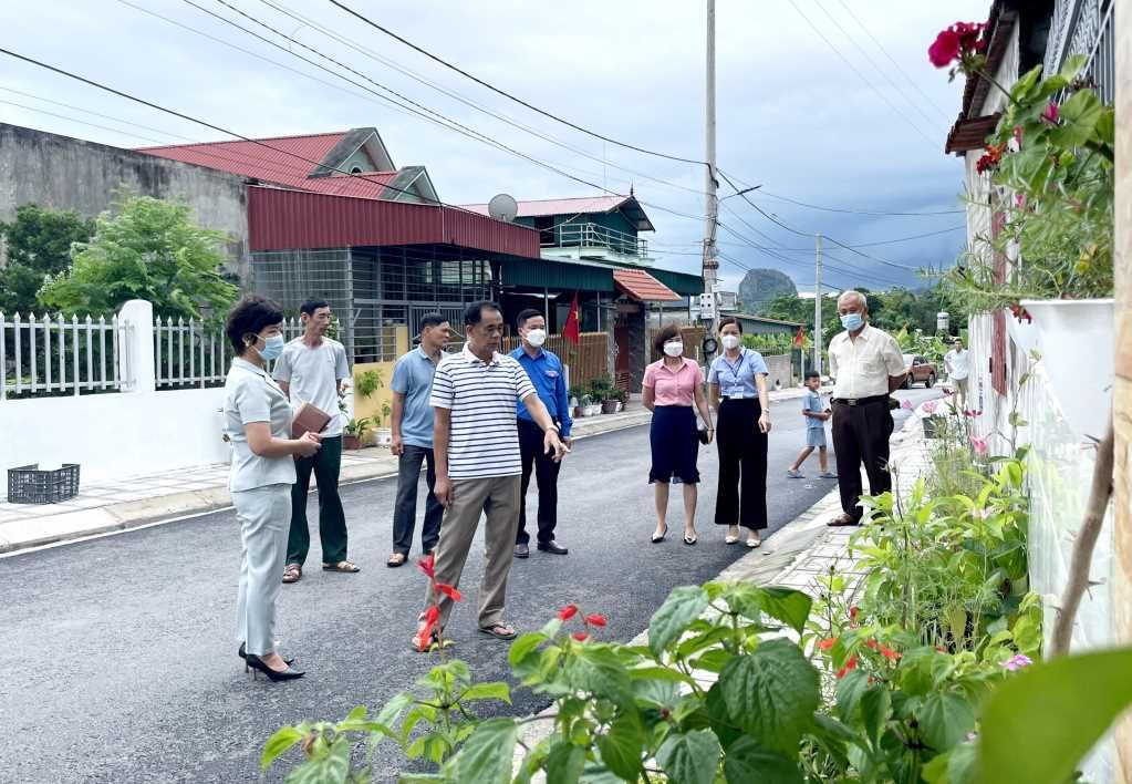 Cán bộ huyện, xã tuyên truyền, vận động nhân dân thôn Đông Thành (xã Đông Xá) trồng tuyến đường hoa, tạo cảnh quan môi trường sạch, đẹp.