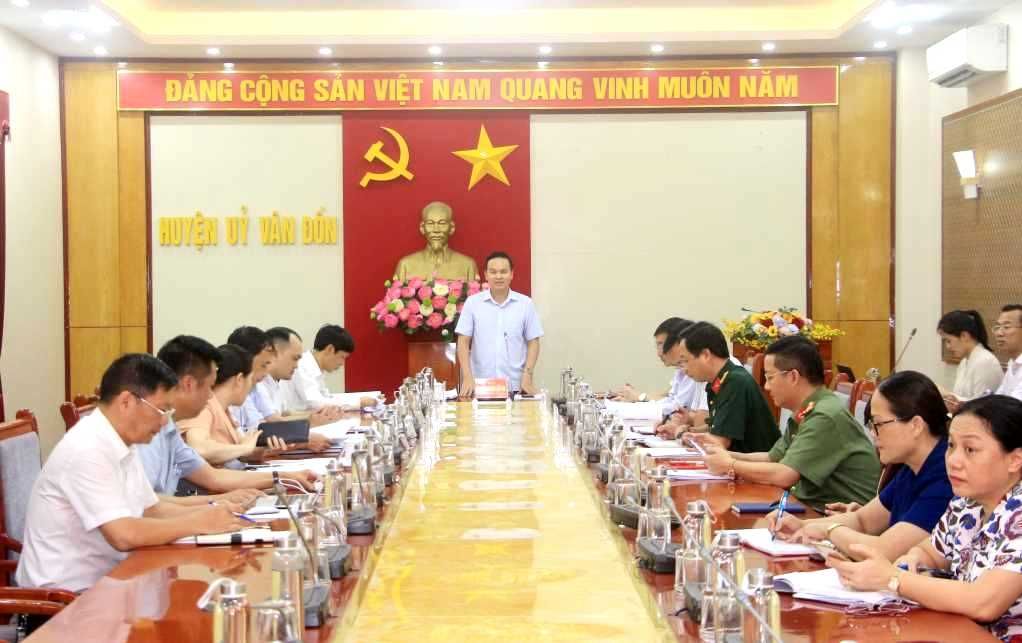 Lãnh đạo huyện Vân Đồn luôn sát sao trong công tác lãnh đạo, chỉ đạo xây dựng NTM trên địa bàn.