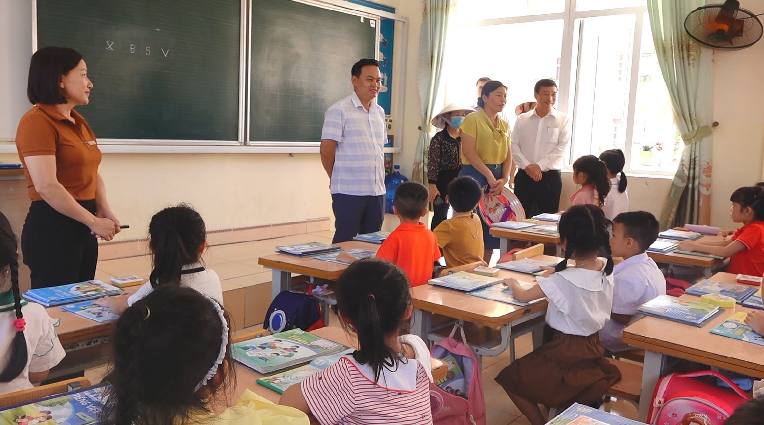 Đồng chí Trương Mạnh Hùng, Bí thư Huyện uỷ tham quan lớp học, động viên cô và trò trường Tiểu học Kim Đồng - thị trấn Cái Rồng trong ngày đầu năm học mới.
