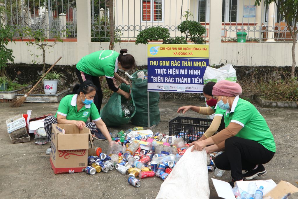 Chi hội Phụ nữ thôn Đông Hải (xã Đông Xá) thu gom rác thải, thực hiện mô hình "Biến rác thành tiền".