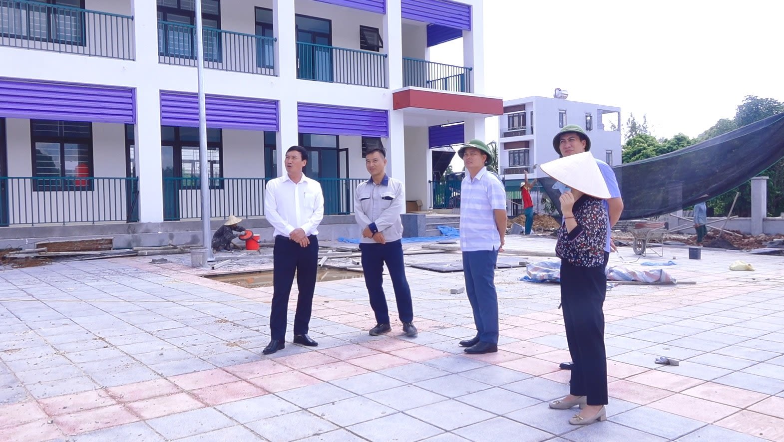 Lãnh đạo huyện Vân Đồn kiểm tra tiến độ thi công công trình trường Mầm non Cái Rồng.