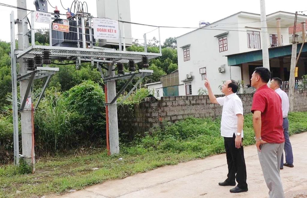 Lãnh đạo huyện Vân Đồn kiểm tra hạ tầng kỹ thuật cấp điện tại khu tái định cư xã Đoàn Kết, tháng 6/2022.
