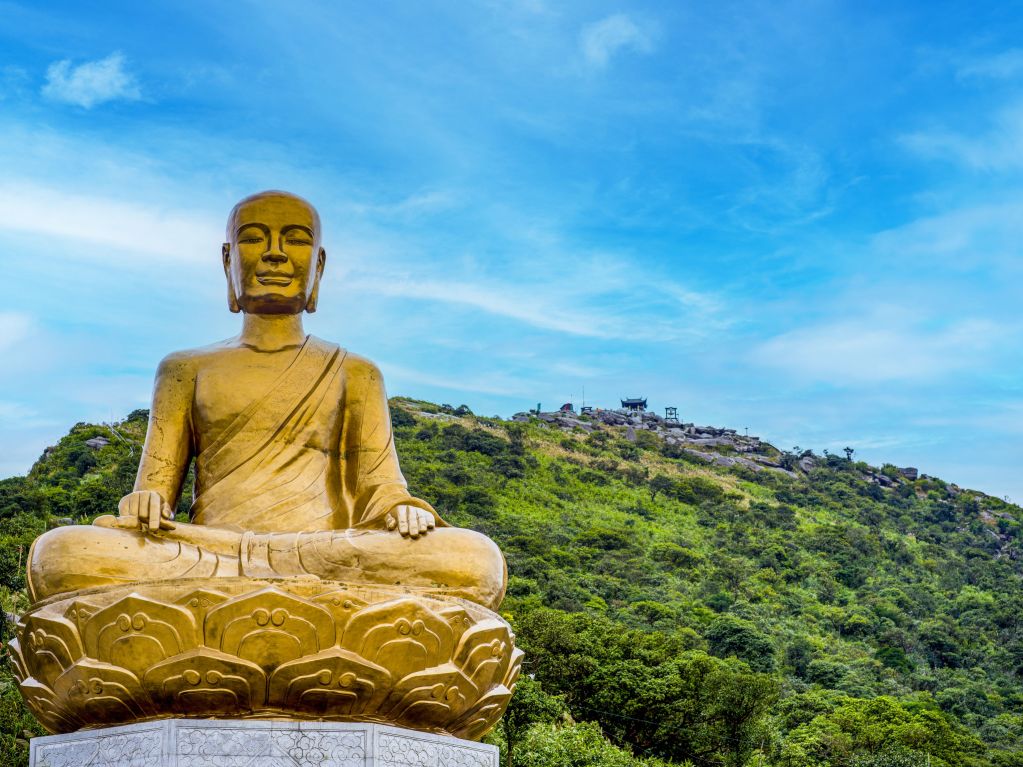 Tượng Phật hoàng Trần Nhân Tông tại Khu Di tích - Danh thắng thắng Yên Tử.