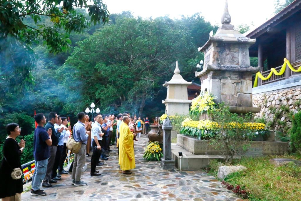 Du khách thập phương về thắp hương tại Am Ngọa Vân, nơi vua Trần Nhân Tông viên tịch. (Ảnh: Ban Quản lý Khu di tích Nhà Trần cung cấp)