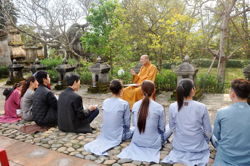 Các phật tử, du khách nghe giảng về cuộc đời, sự nghiệp tu hành của Phật hoàng Trần Nhân Tông tại Yên Tử.